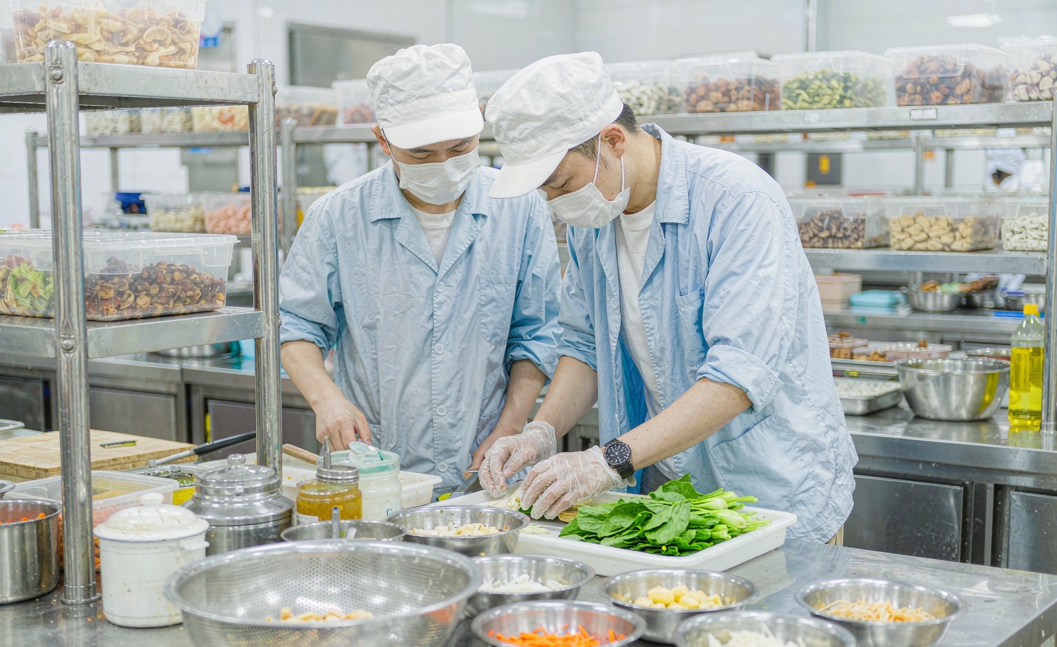 示意图：后厨带教与岗位实训现场